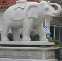 Grande sculpture d'éléphant en pierre de marbre blanc personnalisée Simulation d'animal Décoration carrée extérieure