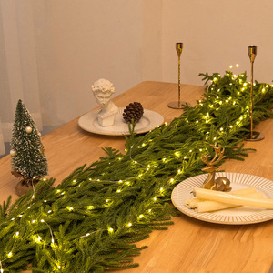 Guirnalda de Navidad Iluminada con Ramas de Pino Norfolk, Agujas Suaves, Decoración para Puerta, Guirnalda de Hojas Verdes Iluminadas de 120 cm - Product Image 1
