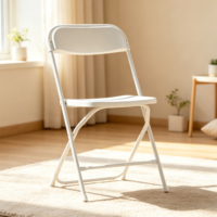 Vente en gros de chaise en plastique blanche pliable légère Garden Party portable pour la location d'événements, les loisirs en plein air