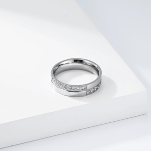 Anillo unisex de titanio y acero con incrustaciones de diamantes, de diseño exclusivo, lujo discreto, de alta gama, resistente al descoloramiento, para el dedo índice. - Product Image 4