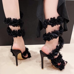 Sandalias de tacón de aguja con tiras cruzadas florales para mujer, de bajo precio, con diseño de flores, punta redonda abierta y cordones envolventes. - Product Image 2