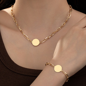 <span class=keywords><strong>Set</strong></span> di Collana e Bracciale con Lettere Incise Personalizzate <span class=keywords><strong>per</strong></span> Donna, Placcato Oro 18K, Gioielli con Ciondolo Rotondo in Acciaio Inossidabile - Product Image 4