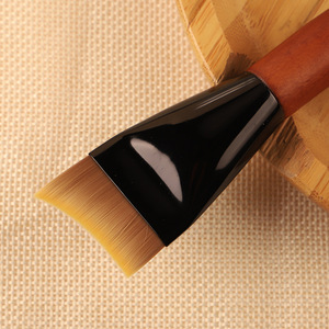 Pinceau de fond de teint Crescent 32 mm, fibres synthétiques, manche en bois, tête plate pour l'application de fond de teint liquide - Product Image 2