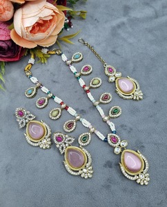 ชุดสร้อยคอยาวประดับมุกและพลอยสีชมพูพอลกี้ ดีไซน์หรูหรา แบรนด์ Ping Bling Luxury AD เหมาะสำหรับงานแต่งงาน งานเลี้ยง และโอกาสพิเศษ  ชุบทอง  ชุดเครื่องประดับดีไซเนอร์ - Product Image 3