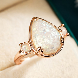 Anello A067 con Opale a Goccia, Placcato Oro 18K, Montatura a Griffe, Gioiello da Donna per Fidanzamento, Pietra Principale in Oro Giallo - Product Image 3
