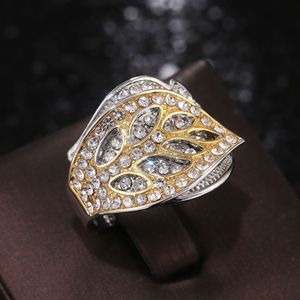Elegante anello a forma di foglia bicolore per donna, design con intarsi scintillanti, gioielli creativi alla moda - Product Image 4