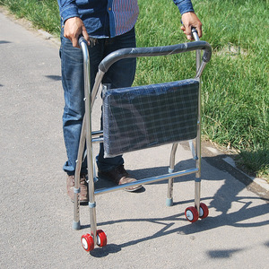 Déambulateur pliant à roulettes Jiaxin, cadre en aluminium de 3 kg avec support en tissu pour personnes âgées, utilisation en extérieur - Product Image 3