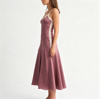 Robe midi élégante en satin rose poudré avec dentelle, bretelles spaghetti et boutons sur le devant pour femme – Nuisette et tenue de détente – Collection Boutique