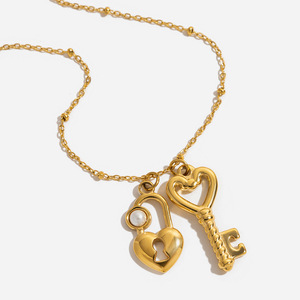 Collar con Colgante de Llave y Candado, Chapado en Oro de 18K, Acero Inoxidable, Perla Acrílica, Unisex, para Uso Diario - Product Image 1