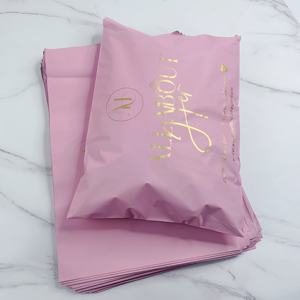 Enveloppes en polyéthylène rose mat personnalisées avec impression or rose - Sacs d'expédition de marque pour les cosmétiques et les marques de boutiques - Product Image 2