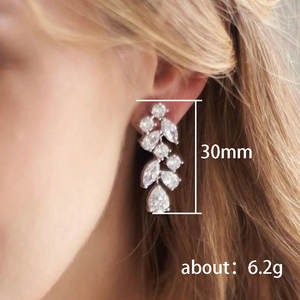 E2205 Orecchini in oro bianco con diamanti taglio a pera naturali classici da donna - Product Image 6