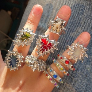 Conjunto de Joyería Gótica Abstracta Hecha a Mano con Colgante de Sirena, Collar con Perlas, Anillo Decorativo de Metal Líquido con Forma de Cuerno y Anillos de Alabastro - Product Image 1