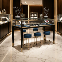 Comptoir de présentation de bijoux en verre avec revêtement en velours bleu pour boutique de bijoux haut de gamme, vitrine d'îlot de présentation de bijoux de luxe
