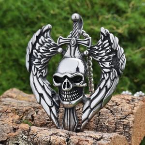 Collar con Colgante de Acero Inoxidable, Calavera con Alas y Espada, Tono Plateado, Detalle Texturizado, Estilo Gótico Urbano para Hombre, Joyería - Product Image 2