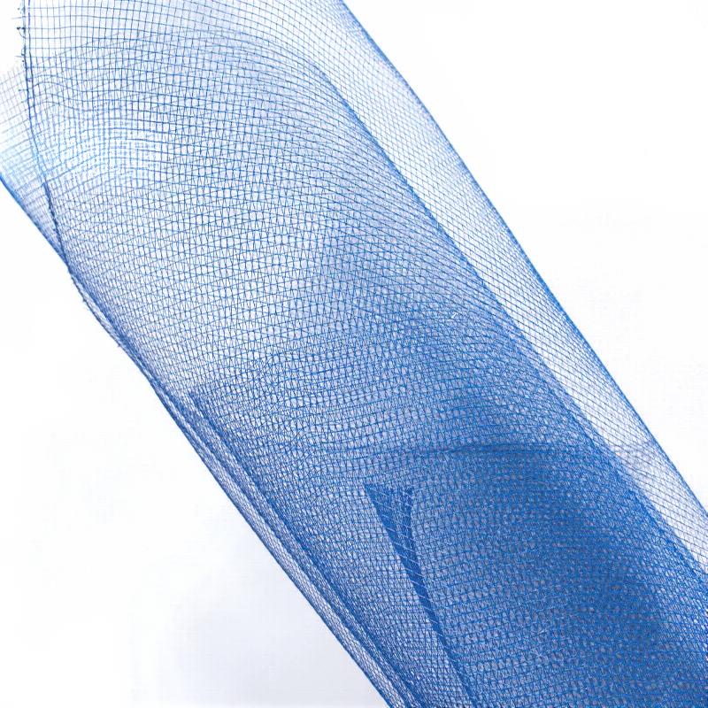Bleu foncé avec de grands trous