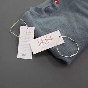 Etichetta per lo Shopping in Stock con Logo etichetta per imballaggio altalena in carta riciclata personalizzata stampa a caldo carta bianca in lamina nera etichetta per appendere di lusso - Product Image 1