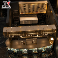Comptoir de bar rétroéclairé de luxe sur mesure, vitrine à vin avec étagères en verre LED suspendues, cadre doré, mobilier commercial
