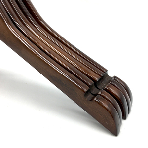 Perchas de madera de calidad superior a precio competitivo con logo para trajes, perchas de madera premium naturales - Product Image 5