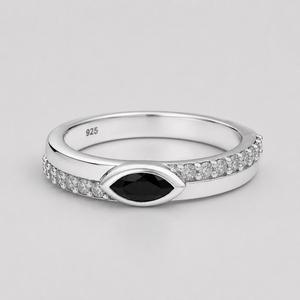 Bague en argent sterling 925 avec onyx noir - Pierre sertie en marquise avec bande pavée de zirconiums cubiques - Product Image 2