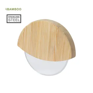 Coupe-pizza en bambou naturel, gadgets personnalisés - Product Image 1