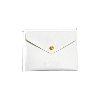 Pochette à bouton-pression en cuir PU blanc avec logo personnalisé en relief et rabat triangulaire - Product Image 2