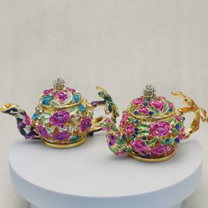 Figurine en métal émaillé de style vintage Yiwu Fashion sur boîte à bibelots en forme de théière, à charnières, peinte à la main, ornée de cristaux - Product Image 3