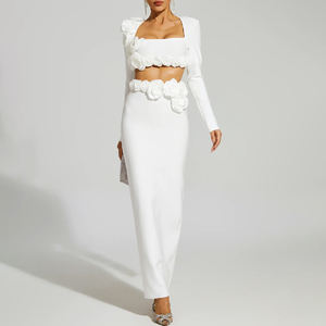 Elegante Completo Bianco con Rose 3D, Top Corto e Gonna Lunga Personalizzati dal Produttore, Colletto Quadrato, Lunghezza Corta, Tinta Unita per Donne - Product Image 1