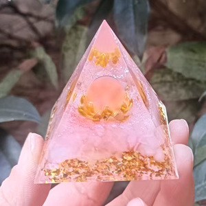 Pyramide en cristal de quartz rose œil de chat rose, ornement de bureau en résine époxy, décoration d'intérieur, cadeau artistique - Product Image 1