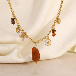 Collar de acero inoxidable con colgantes de resina, colgante de corazón y flor, chapado en oro de 18k, accesorio de moda para otoño e invierno. - Product Image 4