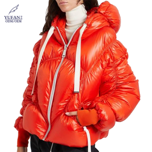YuFan ODM Nouveau design rouge Manteaux matelassés irréguliers pour femmes Hiver Tissu plissé Veste en duvet - Product Image 4