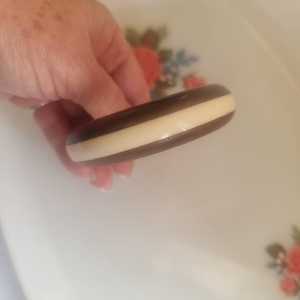 กำไลข้อมือเรซิ่นและไม้สำหรับผู้หญิง เครื่องประดับทำมือที่มีพื้นผิวไม้ธรรมชาติและดีไซน์เรซิ่นทันสมัย - Product Image 4