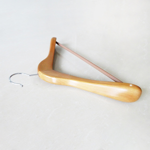 Perchas de madera maciza con gancho plateado extra ancho y contorneado para trajes de hombre, ideales para exhibición en tiendas de ropa. - Product Image 3
