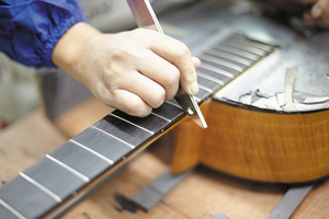 Guitarra de escenario de alta calidad Solid Top Engleman Spruce y Okoume - Product Image 5