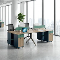 Poste de travail linéaire moderne avec structure métallique en A, rangement latéral vert, plateau E1, bureau triple pour employés