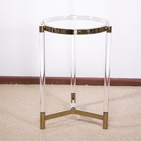Table basse en acrylique avec coins en métal doré |   Table d'appoint moderne en lucite avec plateau en plexiglas et accessoires de luxe
