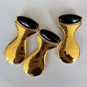 Masseur facial 2 en 1 en alliage de zinc doré avec pierre de jade, quartz rose et obsidienne noire - Product Image 6