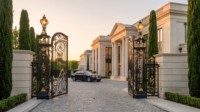 Portail d'entrée en fer forgé de style baroque de luxe LINCAI |   Portail de propriété orné noir et or avec volutes dorées et lanternes