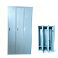 Armoire de rangement de laboratoire en acier à trois portes, adaptée aux salles blanches ; dotée d'un rail de suspension et d'étagères à l'intérieur.