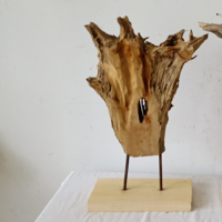Sculpture artisanale en racine de bois flotté, statue irrégulière en racine d'arbre naturelle sur socle noir, ornement rustique pour la maison et l'hôtel