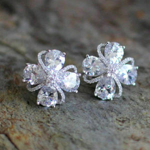 Boucles d'oreilles à fleurs en or blanc, en argent 925, avec strass en cristal, serti de griffes, bijoux de mariage romantiques pour femmes - Product Image 3