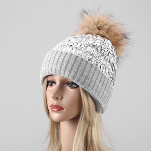 Chapeau d'hiver à <span class=keywords><strong>pompon</strong></span> en <span class=keywords><strong>fourrure</strong></span> de raton laveur <span class=keywords><strong>Bonnet</strong></span> souple pour femmes avec velours Mesdames Chapeau tricoté en <span class=keywords><strong>fourrure</strong></span> véritable Pom Pom Stretchy Chapeau épais et chaud en duvet - Product Image 3