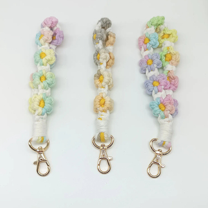 Portachiavi Artigianale Bohemien di Tendenza con Fiore all'Uncinetto, Ciondolo Colorato a Margherita in Peluche, Eco-Friendly, Intrecciato a Mano, da Polso per Donna - Product Image 6
