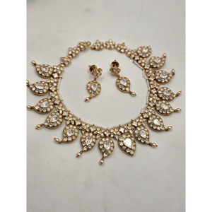 Ensemble de collier choker en or antique avec finition Kundan Polki et zircon, orné de petites perles blanches. - Product Image 1