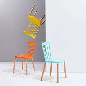 <span class=keywords><strong>Chaise</strong></span> <span class=keywords><strong>de</strong></span> salle à manger à pieds en bois colorés à prix bon marché Vente en gros <span class=keywords><strong>de</strong></span> chaises en plastique modernes empilables en PP pour restaurant et café - Product Image 2