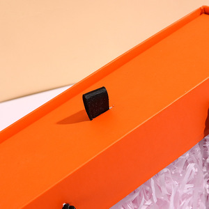 Scatola Regalo in Carta di Alta Qualità con Manico Arancione e Finestra Trasparente per Regali di Compleanno o Alimenti, Design con Apertura a Cassetto - Product Image 4