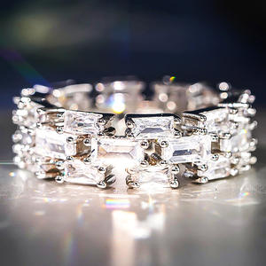 Anello DJ096 in Oro Bianco con Diamante Taglio Smeraldo Naturale Colore D, Gioiello Classico da Sposa per Donna - Product Image 1