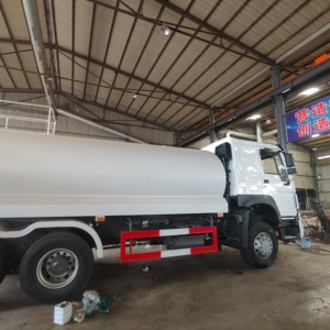 Nuevo Semirremolque Cisterna de Agua de 30000L, 6x4, 3 Ejes, para Transporte de Líquidos, Aceite, Gasolina y Combustible - Product Image 4