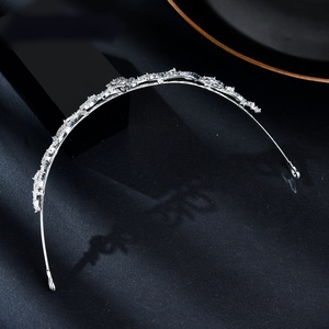 Diadème de <span class=keywords><strong>Mariée</strong></span> Rose d'Inspiration Vintage, Bandeau Minimaliste en Strass, Bijou de Cheveux Délicat à Motifs Floraux, pour Chignons Romantiques et Tenues de Bal - Product Image 3