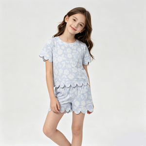 Conjunto floral azul claro para niñas pequeñas, top de manga corta con ribete festoneado y pantalones cortos con cordón a juego, ropa informal de verano para niños - Product Image 2