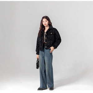 Manteau <span class=keywords><strong>Teddy</strong></span> <span class=keywords><strong>Noir</strong></span> Classique pour <span class=keywords><strong>Femme</strong></span> avec Boutons Dorés - <span class=keywords><strong>Veste</strong></span> Courte en Fausse Fourrure à Col Rabattu Effet Délavé pour l'Hiver - Product Image 3